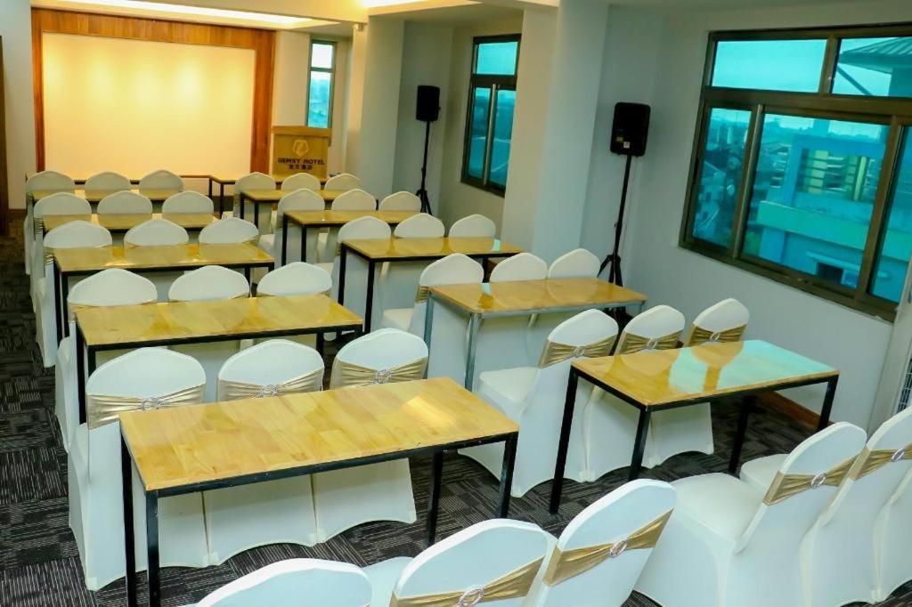 Gemsy Hotel Янгон Экстерьер фото