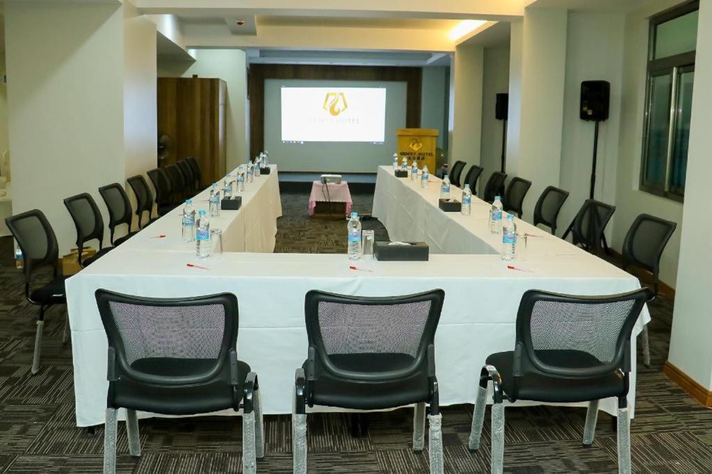 Gemsy Hotel Янгон Экстерьер фото